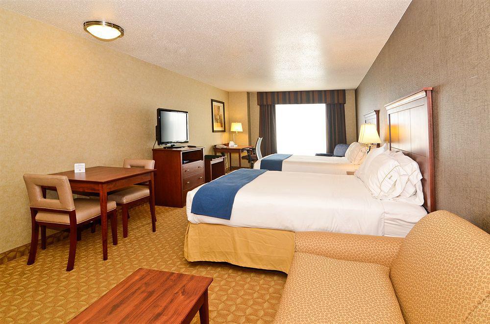 Holiday Inn Express Hotel & Suites Fort Atkinson By Ihg Exteriör bild